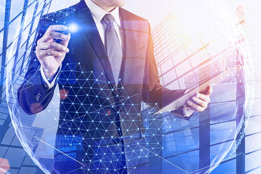 Das Bild zeigt einen Geschäftsmann im Anzug und Krawatte, der mit einem leuchtenden Stift auf ein virtuelles Netz in einem Kreis zeigt.